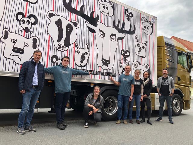 "Wild thing" hat Albert Masser seine Arbeit genannt, die jetzt nicht nur diesen Sattelauflieger ziert, sondern ihm auch den Gesamtpreis beim "VOI fesch Kunstpreis 2020" powered by servoking / thermo king gebracht hat, hier am Hauptplatz von Bad Schwanberg.