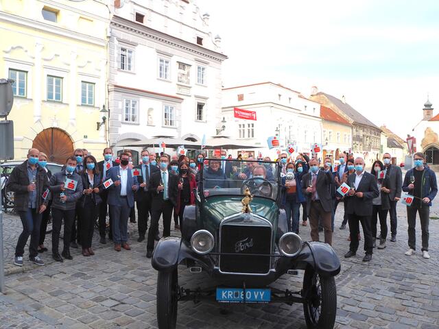 Chauffeur Georg Kutschera, Monika Auer, Johann Auer und seine Mitarbeiter