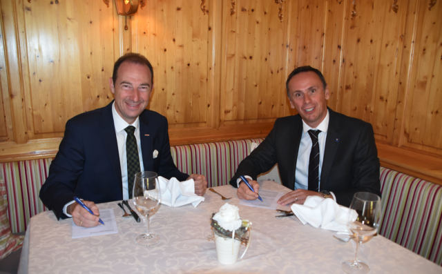 Spartenobmann Tourismus NÖ Mario Pulker und Wirtschaftslandesrat Jochen Danninger füllen das Gästeblatt aus.