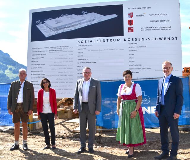Spatenstich: Ortschefs, Vize-Ortschefinnen, LR J. Tratter.