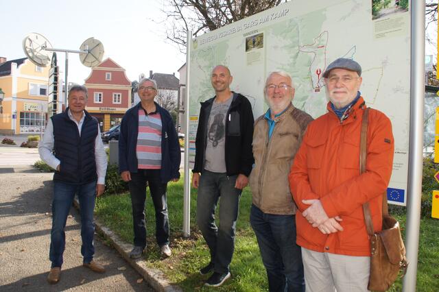 Vor der Panoramatafel: Bürgermeister Martin Falk, Rudi Mück, Andi Hadl, Walter Mück und Anton Ehrenberger