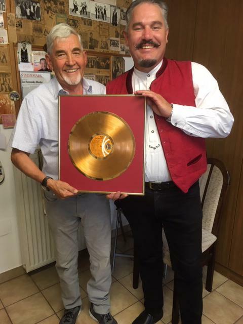 Die goldene Schallplatte aus dem Jahr 1978 mit Interpret Franz Schneider und Kulturförderer Albin Wiesenhofer.
