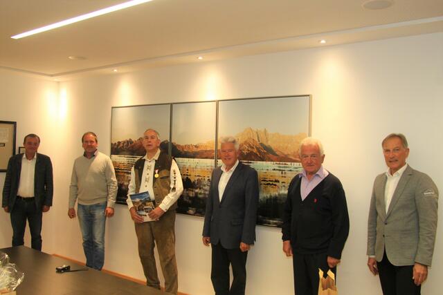 Christian Pewny, Cyriak Steiner, Roland Braun, Josef Tagwercher, Josef Huber und Peter Krismer bei der Ehrung des treuen Urlaubsgastes.