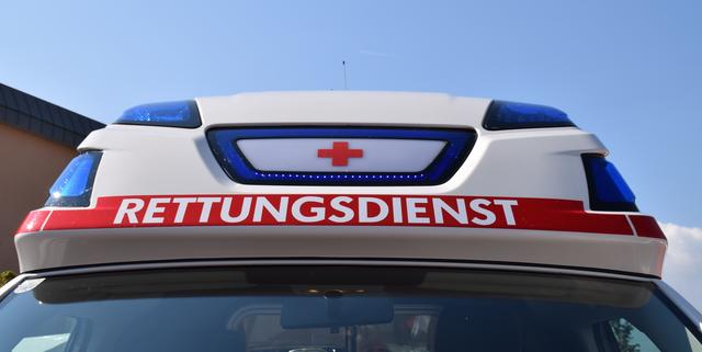 Die Rettung brachte eine verletzte Frau ins Landeskrankenhaus Villach.