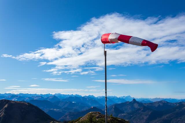 In den Föhntälern muss mit Windspitzen bis zu 100 km/h gerechnet werden.