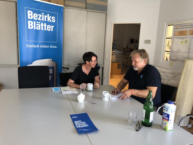 Tanja Windbüchler-Souschill im Gespräch mit Bezirksblätter-Redakteur Peter Zezula. Das Foto wurde in Corona-entspannteren Zeiten geschossen.