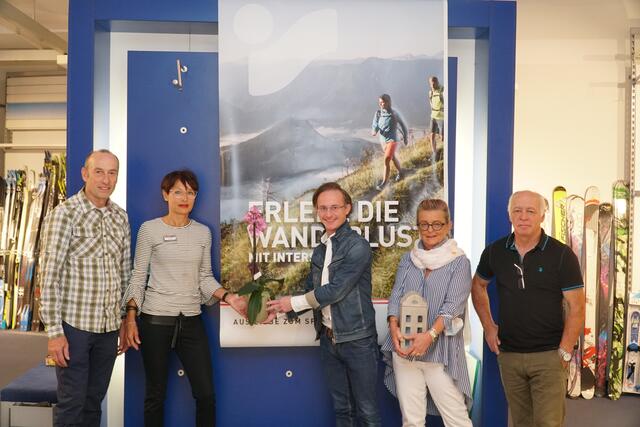 Hannes und Andrea Jäger (li.) mit den neuen Eigentümern des Intersport-Shops in Reutte, der Familie Kaltenbrunner.