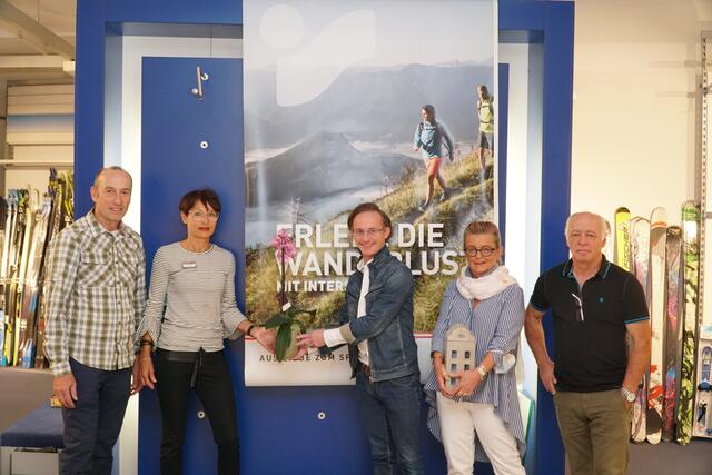 Hannes und Andrea Jäger (li.) mit den neuen Eigentümern des Intersport-Shops in Reutte, der Familie Kaltenbrunner. | Foto: Reichel