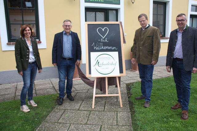 Enthüllung des neuen Hof-Logos (v.l.) Christine Michaeler, Bürgermeister Gernot Haupt, Obmann der BBK Manfred Zörnpfenning, Gerhard Michaeler.