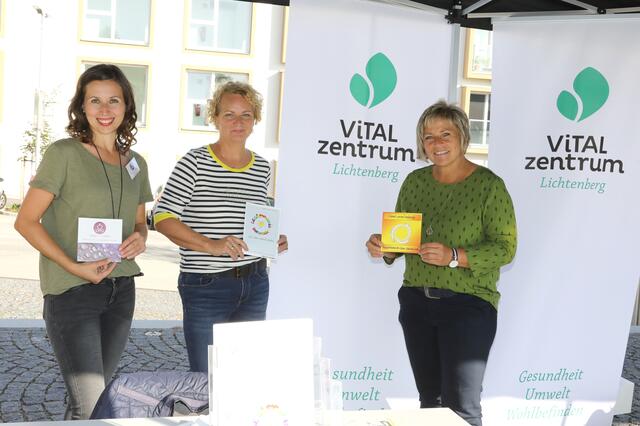Von links: Désirée Safnauer (TCM Ernährungsberaterin, Atemcoaching, Intuitionstrainerin) und Brigitte Himmelbauer (Spielpädagogin, Ganzheitliche Lerntrainerin, Dipl. Cranio-Sacral Practitioner)
informierten Daniela Durstberger (Lichtenbergs Bürgermeisterin) über ihr Dienstleistungsangebot in ihrer Praxisgemeinschaft im Vitalzentrum Lichtenberg.