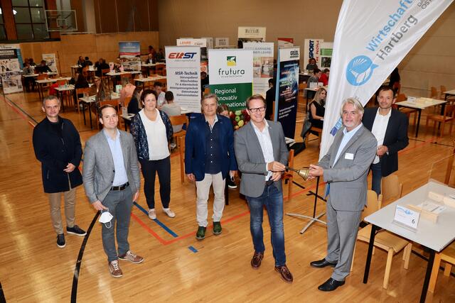 Das Lehrlings-Speed-Dating in der Stadtwerke-Hartberghalle wurde in Anwesenheit zahlreicher Ehrengäste eröffnet.