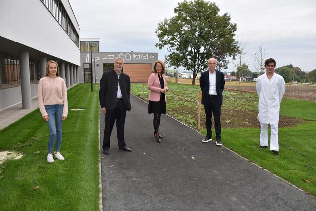 Schülerin Corina Swoboda, Direktor Rudolf Reisenberger (LFS Hollabrunn), Bildungs-Landesrätin Christiane Teschl-Hofmeister, Direktor Franz Höfinger (Landesberufsschule für Fleischer) und Schüler Thomas Fallmann vor den neuen Einrichtungen