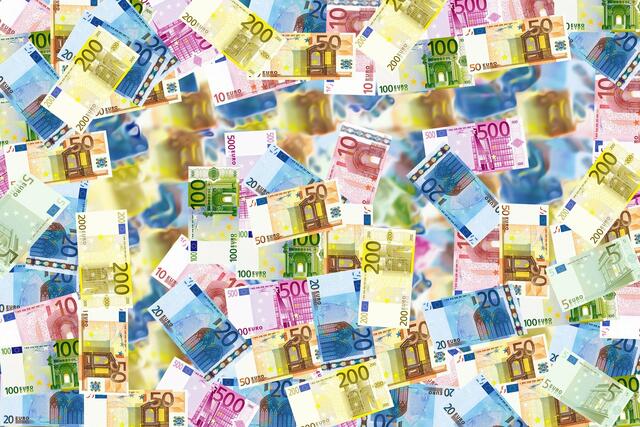 Symbolfoto: Junger Mann wollte mit gefälschten zehn Euro scheinen bezahlen.