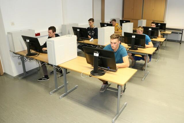 Psychologischen Untersuchung in Form eines Computertests im umgestalteten Lehrsaal
