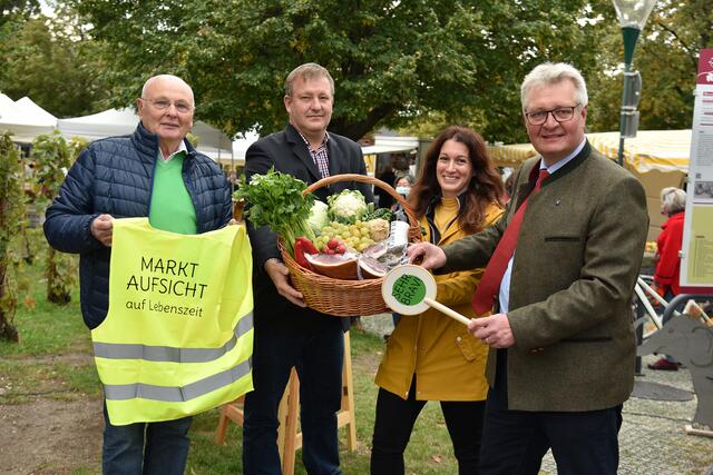 Bürgermeister Christoph Kainz, Vizebürgermeister Viktor Paar, Wochenmarkt-Gründer Gemeinderat Hannes Schützl und GR Edda Pfitzner | Foto: s.pohl