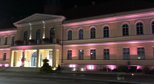 Das Oberwarter Rathaus ist auch heuer symbolisch rosa erleuchtet.