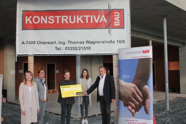Scheckübergabe in Kohfidisch: Claudia Taschler, Petra Prangl, Eva Blagusz, Sabine Poandl und Gerhard Horn