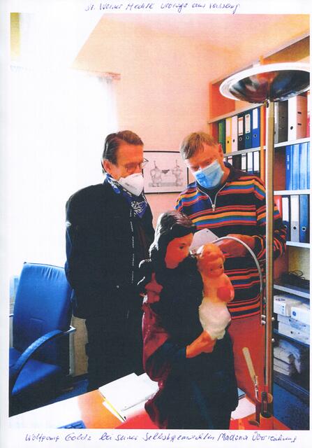 Wolfgang Gobetz überreichte Dr. Werner Hechtl eine Madonna mit Kind.