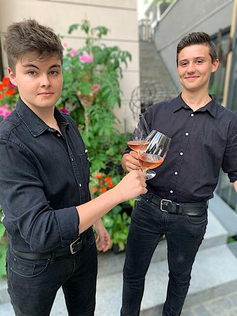 "zeitlos Manda": Cheers auf gelungene Aktion!