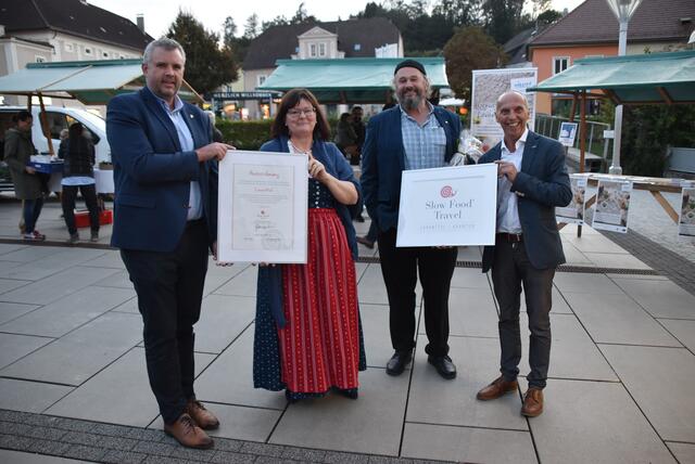 Übergabe der Auszeichnung: Bürgermeister Hannes Primus, Margit Thonhauser, Gottfried Bachler und Eckart Mandler (von links)