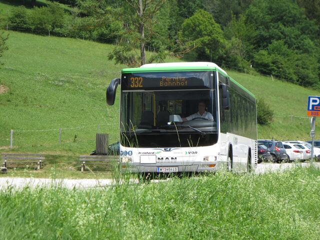 Der neue VOR-Regio-Bus unterwegs in Muggendorf .