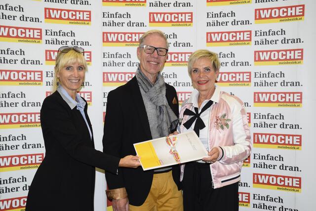 WOCHE-Marketingleiterin Elfriede Breitenhuber mit dem freudigen Gewinner Michael Täubert und dessen Gattin
