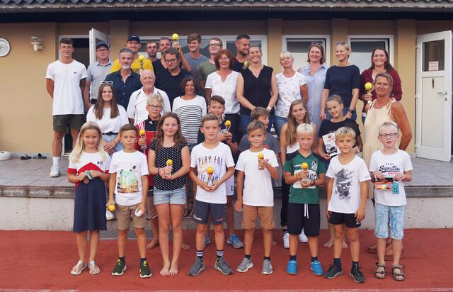 Die Teilnehmer der Tennis Ortsmeisterschaften in Raab.
