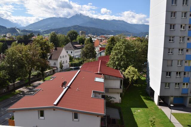 Das zweite Haus mit dem roten Dach soll E+3-Geschosse bekommen. Die Anrainer wollen sich in der Bienerstraße dagegen wehren.