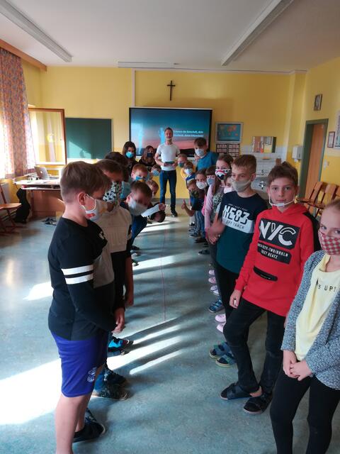 Auf dem Foto Lukas Lumetsberger und Schüler der 1.+ 2. Klasse Mittelschule Kautzen:
Johanna Datler, Verena Dely, Lukas Eglau, Nicolai Hofbauer, Ricarda Immervoll, Marina Liepold, Jakob Macho, Tobias Miedler, Carina und Michelle Schleritzko, Viktoria Wanko, Leon Weisgram, Mariella Datler, Niklas Hatz, Daniel Hellinger, Stefan Holczmann, Dominique Jäger, Katrin Klein, Andreas Macho, Raphael Oberleitner, Jonas Pregesbauer, Clemens Preißer, Clemens Prosenbauer und Alexander Schlögl.