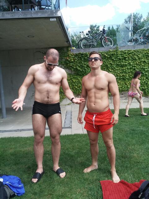 Das erste Mal nach Ewigkeiten im Freibad mit meinem Bruder...langsam zeichnen sich wieder erste muskuläre Konturen ab.