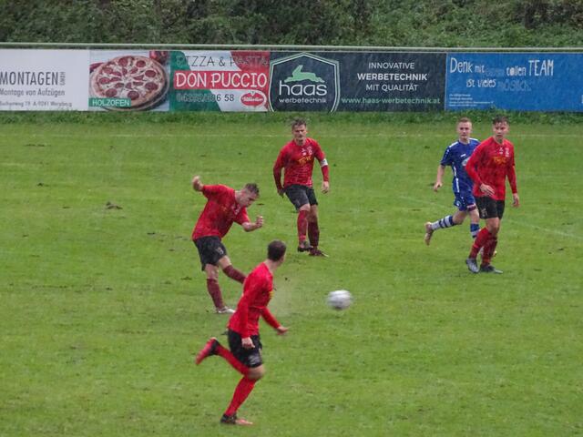 Maria Gail (rot) holte unter widrigsten Umständen in Wernberg ein 1:1 