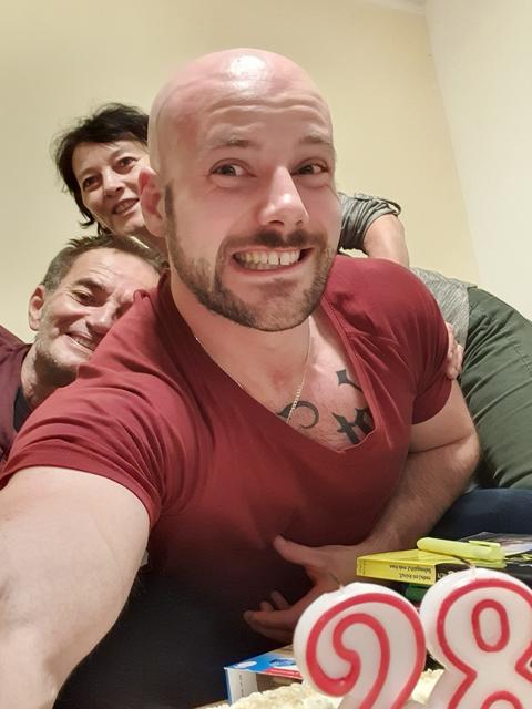 Meinen 28. Geburtstag habe ich mit meiner Mutter und meinem Onkel gefeiert, was ein unbezahlbarer, scheinbar kleiner Moment, gewesen ist.