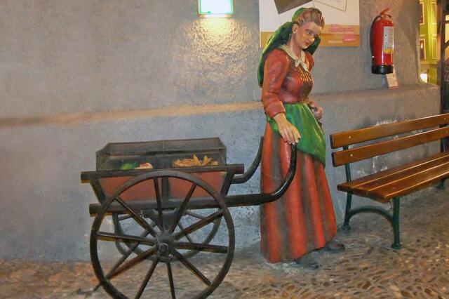 Marktfrau mit dem Verkaufswagen