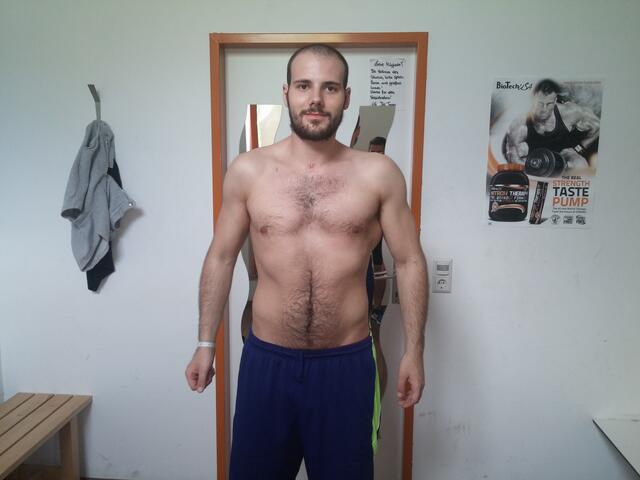 Nachdem ich 18 Tage im künstlichen Koma gelegen bin und das Krankenhaus einen Monat nach meinem Erwachen wieder verlassen durfte, wurde mir ganz anders. Auf diesem Bild wiege ich gerade einmal 80 kg.