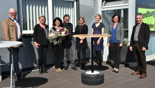 Bezirksstellenausschussmitglied Peter Spicker, Manuela Weißenböck, Waltraud und Hannes Weigand, Lisa Hubinger, Elisabeth Pichler, Obfrau Monika Eisenhuber und Bezirksstellenleiter Johann Ungersböck (v.l.).