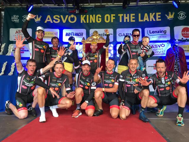 King of the Lake: Die Mitglieder des Radclubs Friedberg-Pinggau jubelten über den Sieg in der 10er-Mannschaft.