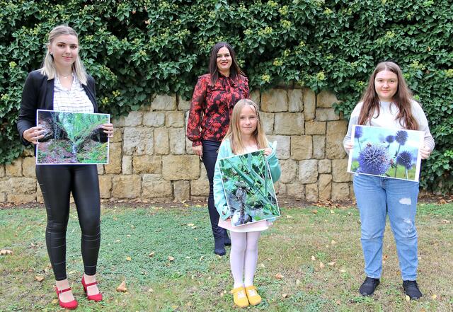 Naturschutzreferentin LHStv. Astrid Eisenkopf mit den drei Preisträgerinnen des Fotowettbewerbs „Auf Natursafari“ (v.li.): Christin Hochreiter (1. Platz), Vanessa Schweiger (3. Platz), Laura Sommer (2. Platz)
