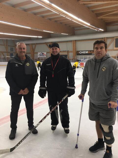 Im Bild von Links:
Präsident Pepi Baumann, Head Coach Boris Záhumenský, Obmann Ilia Myschkin;