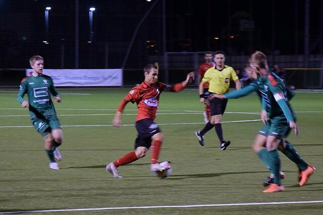 Der SK St. Johann/T. (grün) hatte lange seine Schwierigkeiten gegen den bisher punktelosen FC Ager Söll (rot).