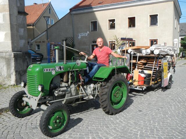 Jeden Freitag um halb zwölf steuert Josef Stürmer den Traktor Richtung Marktplatz.