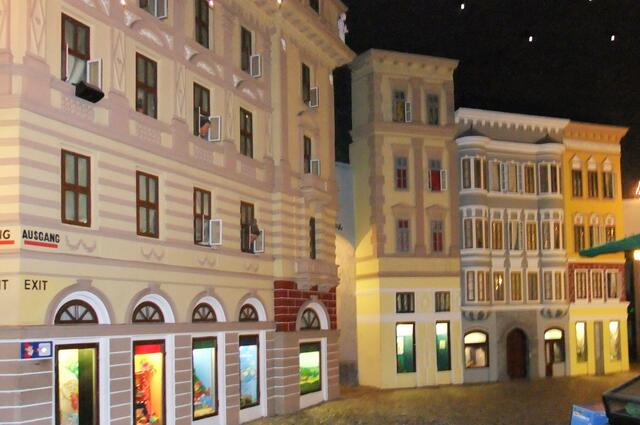 Gebäude mit Schaufenstern