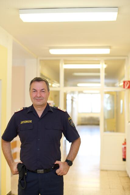 Michael Heiling ist Bindeglied zwischen Justizwachebeamten und Anstaltsleitung.