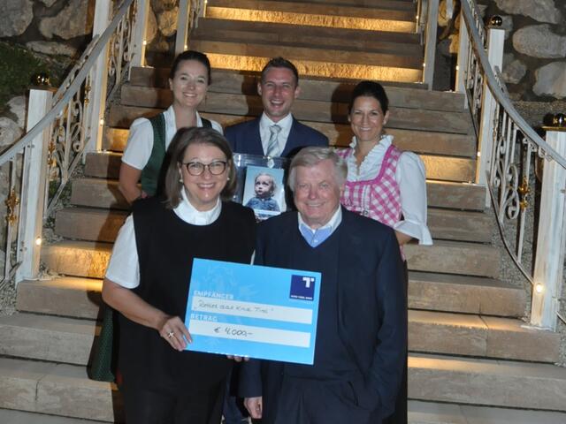 Scheckübergabe am Lärchenhof an die Hilfsorganisation „Rettet das Kind Tirol“: Brigitte Schieferer und Martin Unterrainer (vorne) sowie Patricia Reisinger, Markus Steiner und Melissa Mathé (hinten v.li.)