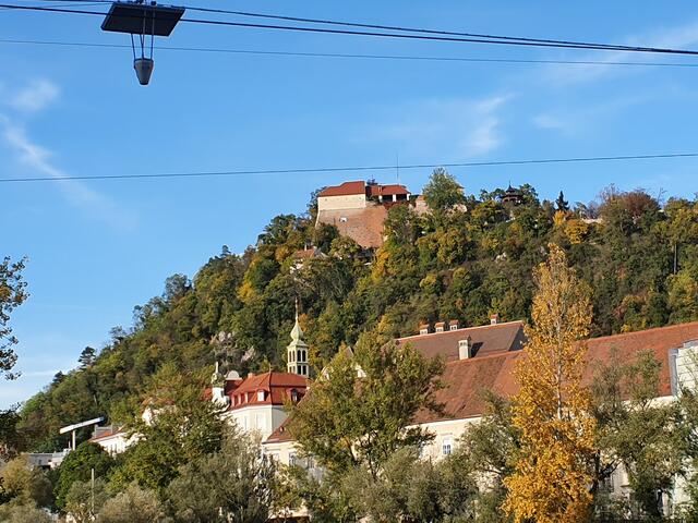 Der Grazer Schlossberg von unten...