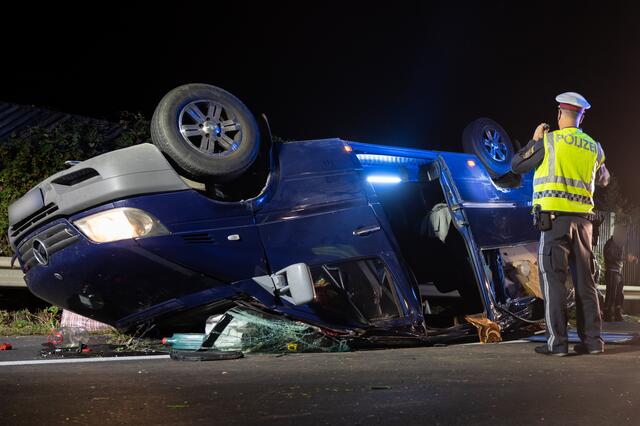 Das Fahrzeug überschlug sich und kam auf dem Pannenstreifen auf dem Dach schwer beschädigt zum Liegen.  | Foto: Fotokerschi.at/Kerschbaummayr