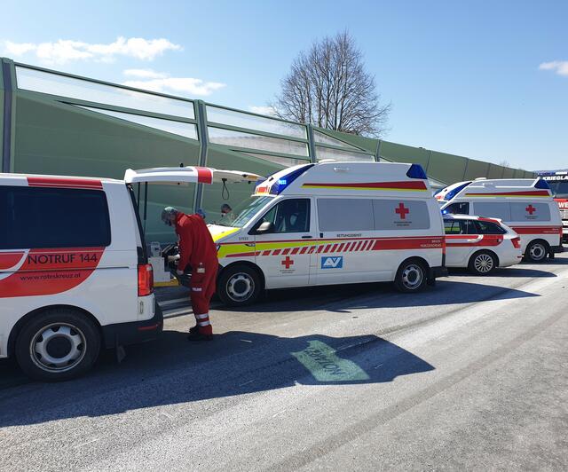 Zweijähriger verunglückt: Notarzt und Rotes Kreuz Mürzzuschlag mussten zu tragischem Einsatz beim Fröschnitzbach ausrücken.