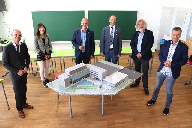 Präsentieren neues Pilotprojekt: Bildungsdirektor Robert Klinglmair, Helene Plesiutschnig (BIG Bundesimmobiliengesellschaft Kärnten), Alexander Krainer (Stadtwerke Klagenfurt), HTL1‐Direktor Michael Archer, Stadtrat Frank Frey, Projektleiter Wolfgang Hafner (Leiter Abteilung für Klima‐ und Umweltschutz)