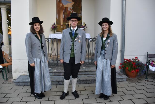 Obmann Florian Kainz mit den Musikerinnen Marlene Perstel (l.) und Laura Puchmann.