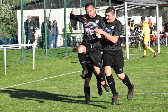 Torschütze Ivan Babic jubelte mit Jan Langer über den Führungstreffer. | Foto: Michael Strini