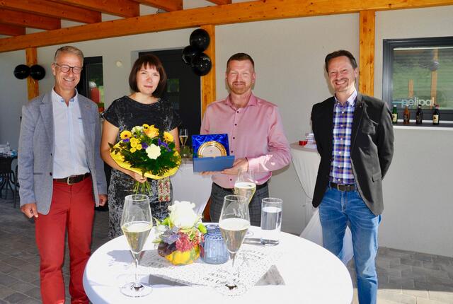 Die Bürgermeister Peter Kalteis und Rainer Handlfinger gratulierten Tatjana und Ralf Stachelberger zur Eröffnung.